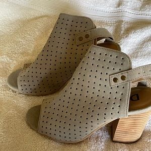 Cute tan pumps with open toe. Size 6 diba